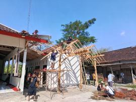 Kerja Bakti Bangun Atap Parkir Balai Padukuhan Nogosari 2, Warga dan Karang Taruna Perkuat Semangat 